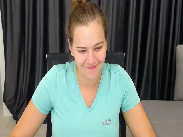 Live sex webcam photo for KellyKleine #255433402