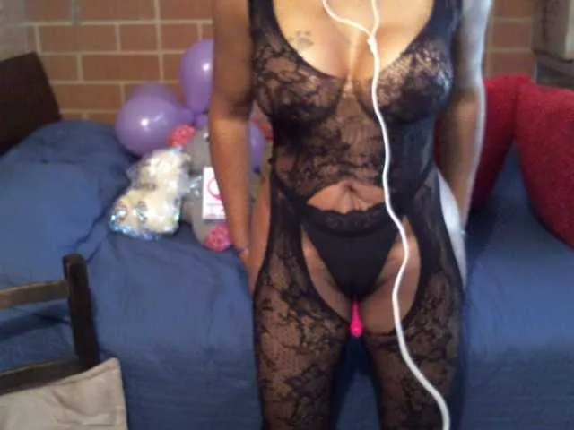 Live sex webcam photo for Angelaebony #241370317