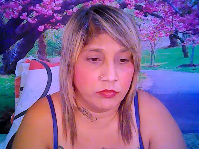 Live sex webcam photo for Roxyfoxy69 #259423573