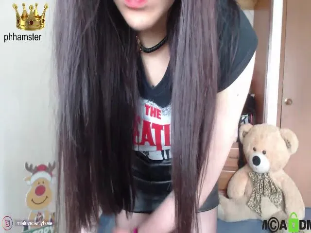 Live sex webcam photo for Miahot21 #255699844