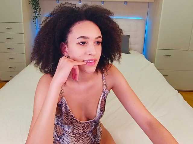 Live sex webcam photo for RaffaelaC #241182565