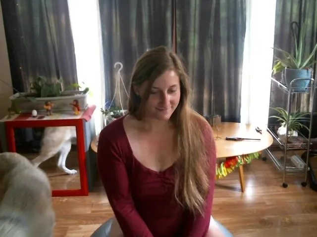 Live sex webcam photo for SuzieMoon #264383282