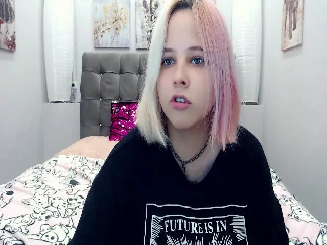 Live sex webcam photo for Helokit #255550260