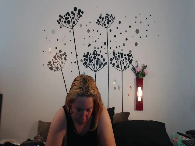 Live sex webcam photo for voluptuousDDD #255353685