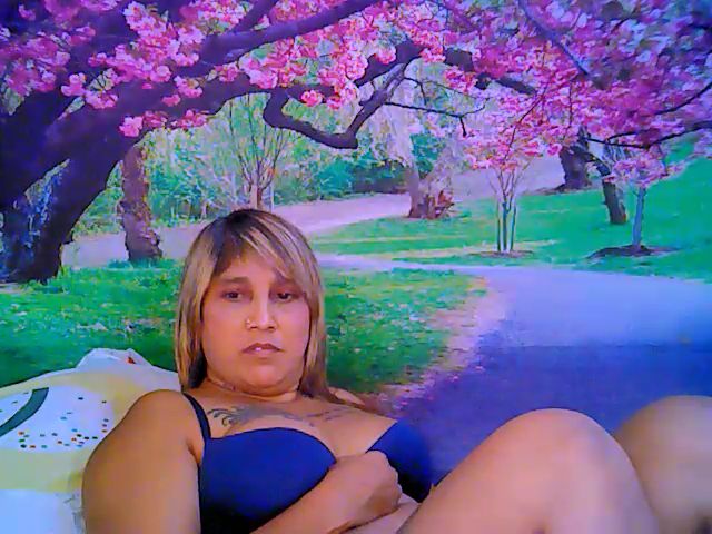 Live sex webcam photo for Roxyfoxy69 #255415533