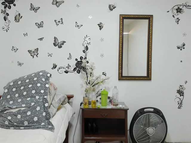 Live sex webcam photo for SmallDoll #241810941