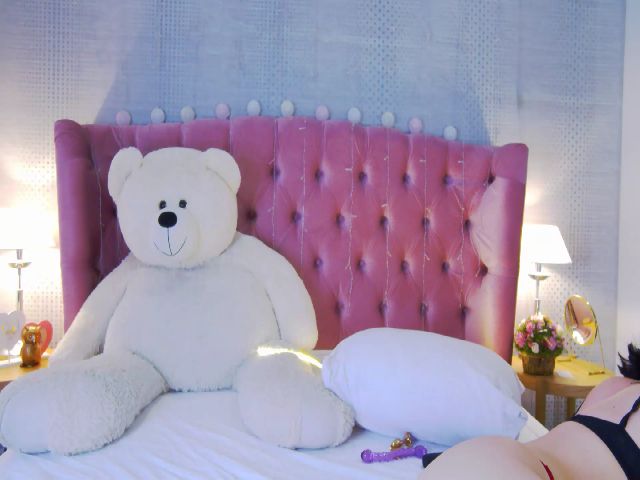 Live sex webcam photo for Roxy_Di #264758069