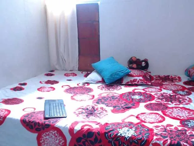 Live sex webcam photo for KiaraKaneel #241124006