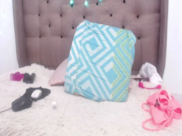 Live sex webcam photo for GreenBlondie #261591695