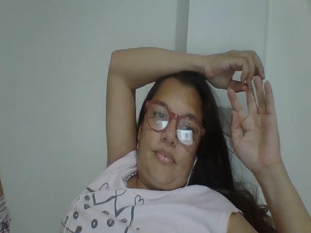 Live sex webcam photo for SweetLola01 #254003844