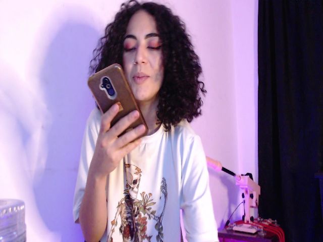 Live sex webcam photo for Aliiciapalmer #255540787