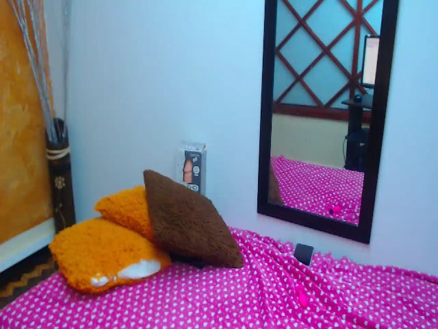 Live sex webcam photo for KellyJhons #261285376