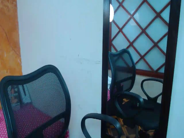 Live sex webcam photo for KellyJhons #253281683