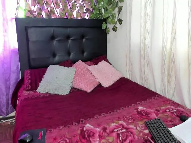 Live sex webcam photo for Holly_rosee #261544811