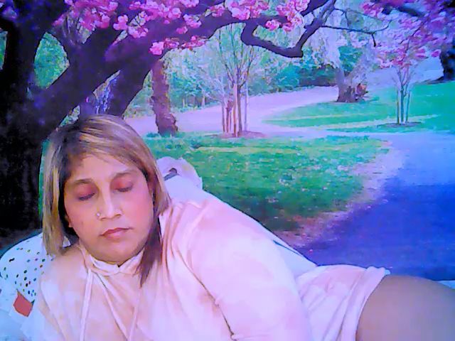 Live sex webcam photo for Roxyfoxy69 #253221401