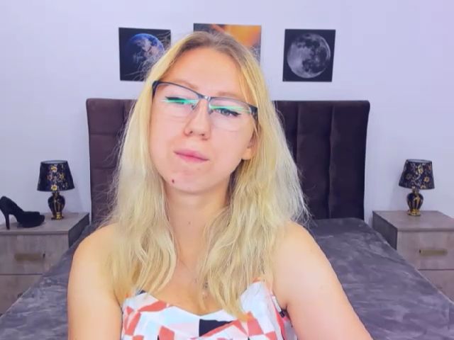 Live sex webcam photo for LizaSwan #255837654