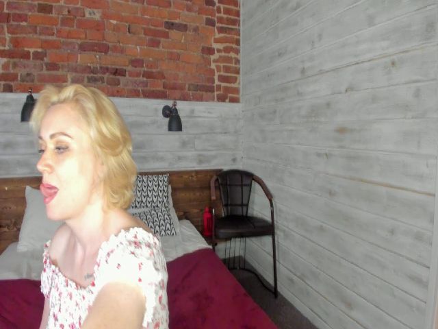 Live sex webcam photo for Mia__Bond #255129895