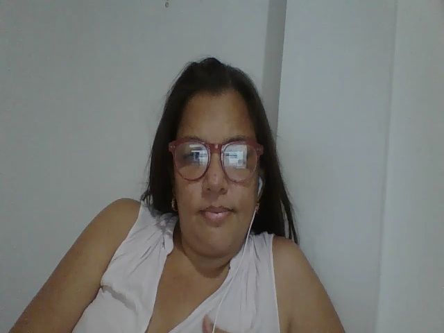 Live sex webcam photo for SweetLola01 #262579093