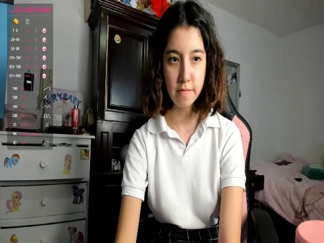 Live sex webcam photo for Cherrycute666 #261672916
