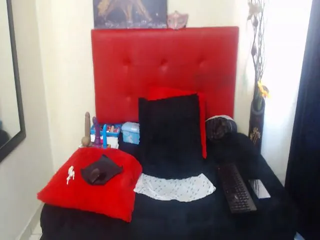 Live sex webcam photo for Crazyqueen01 #253530346