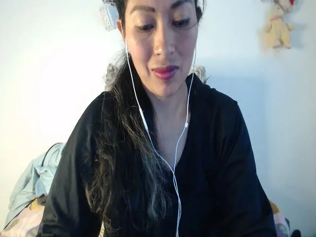 Live sex webcam photo for CHILENITAHOT #264438474