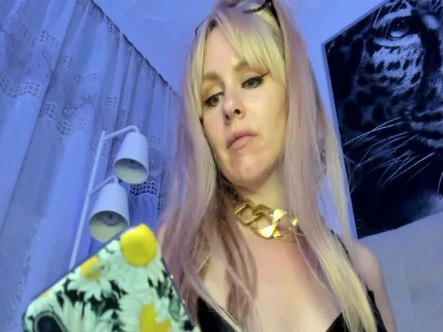Live sex webcam photo for GoddessHardy #259597777