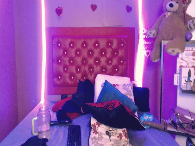 Live sex webcam photo for ELSIEMORRIS #263901498