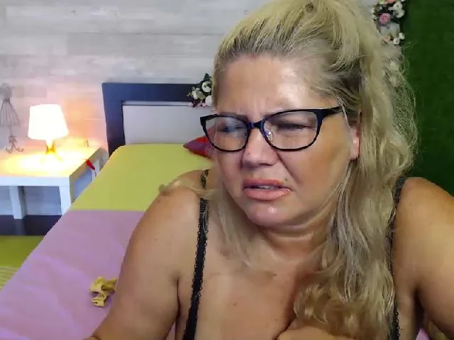 Live sex webcam photo for Come2Mommy #253371201