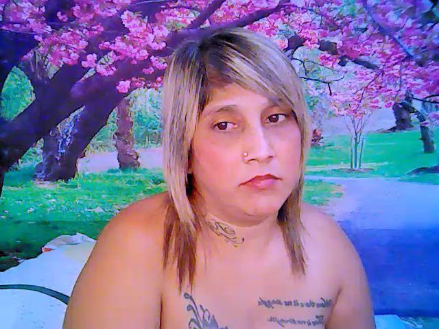 Live sex webcam photo for Roxyfoxy69 #262362854