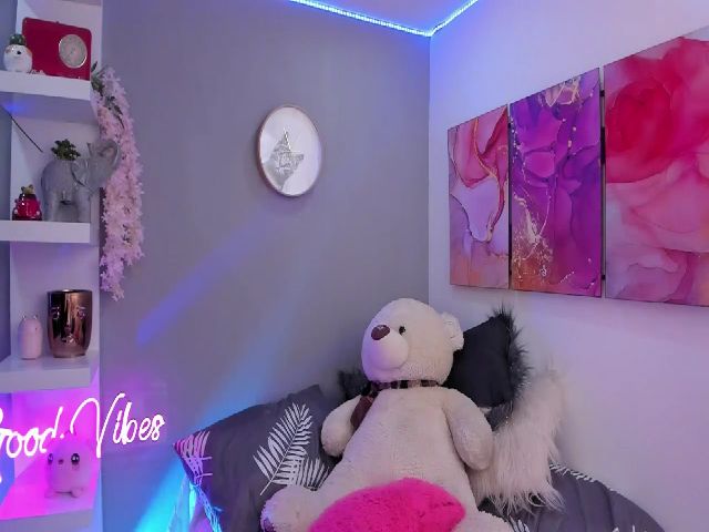 Live sex webcam photo for SaraValennn #261836108