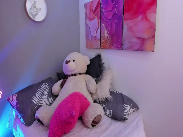 Live sex webcam photo for SaraValennn #261808930