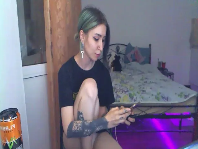 Live sex webcam photo for EeveeViolet #261008386