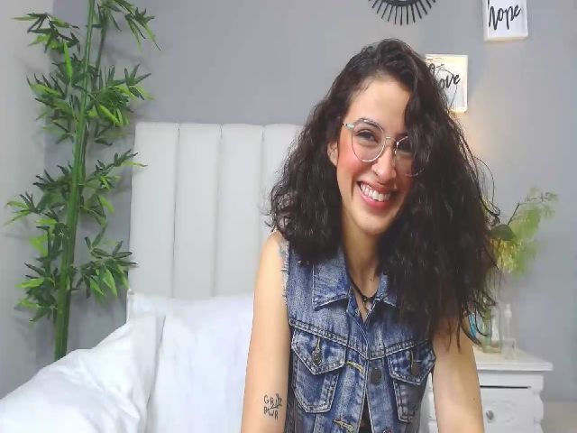 Live sex webcam photo for April_f #258627410