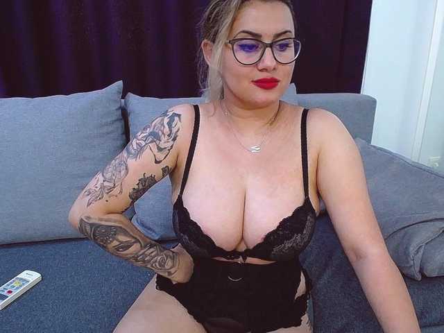 Live sex webcam photo for O-Queen #254782421