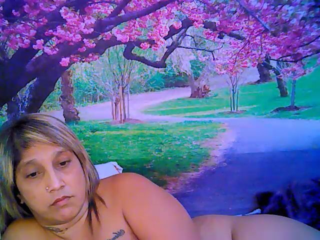 Live sex webcam photo for Roxyfoxy69 #255632193