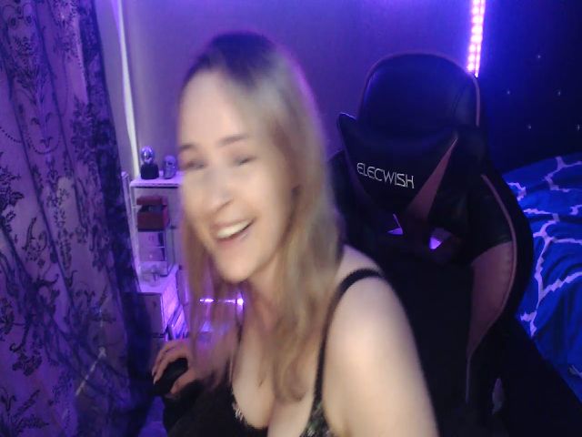 Live sex webcam photo for Lexilady22 #252836681