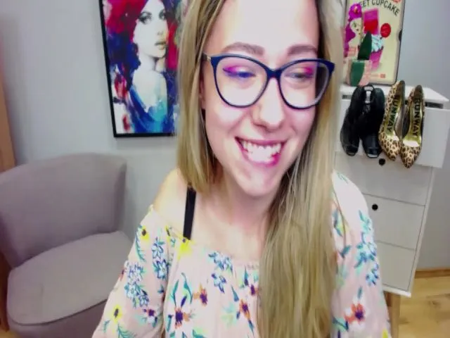 Live sex webcam photo for HeidiFLOWER #263582576
