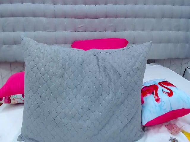 Live sex webcam photo for Lucycolins #264350415