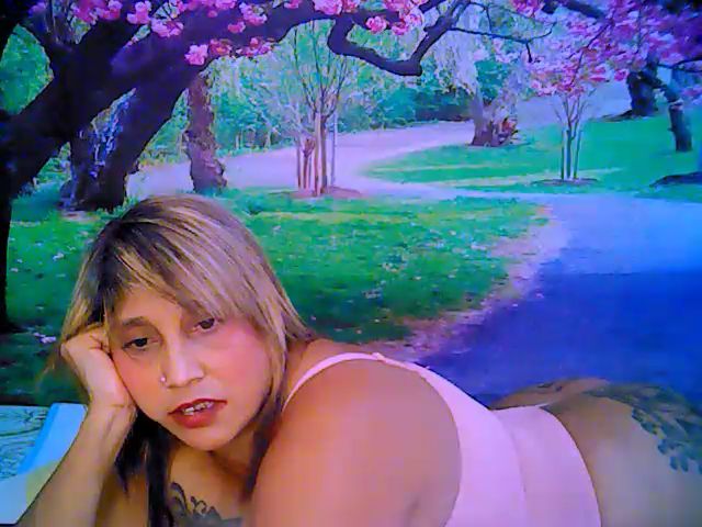 Live sex webcam photo for Roxyfoxy69 #253544644