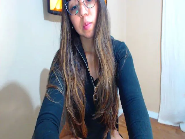 Live sex webcam photo for Luisaxhot #263973087