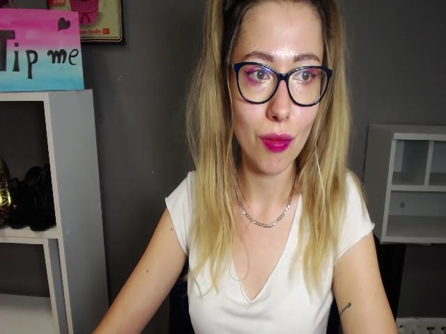 Live sex webcam photo for HeidiFLOWER #263077231