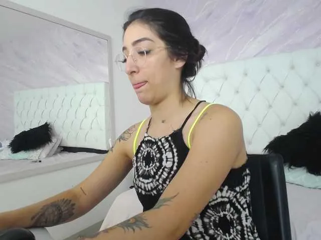 Live sex webcam photo for Karinapuerta #245226157