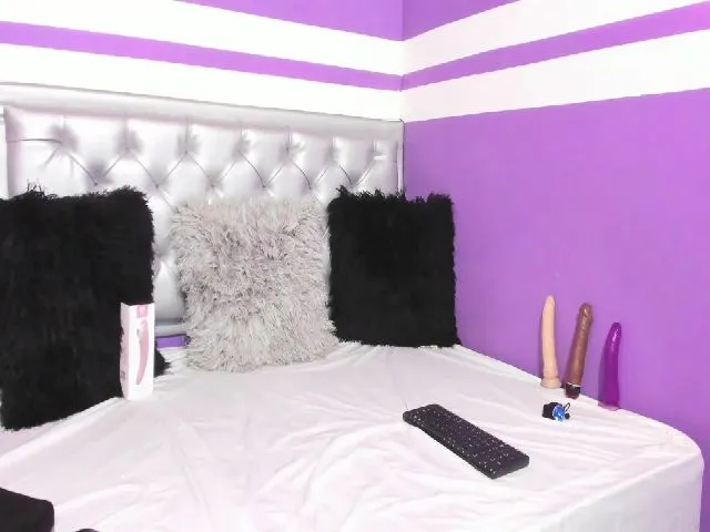 Live sex webcam photo for Violet21_ #259646353