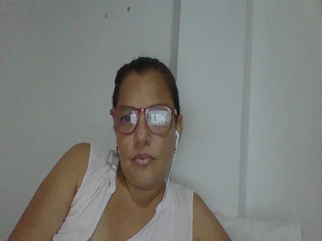 Live sex webcam photo for SweetLola01 #262445334