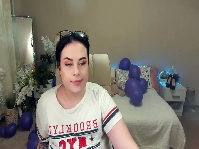 Live sex webcam photo for SerahMirabeli #253378667