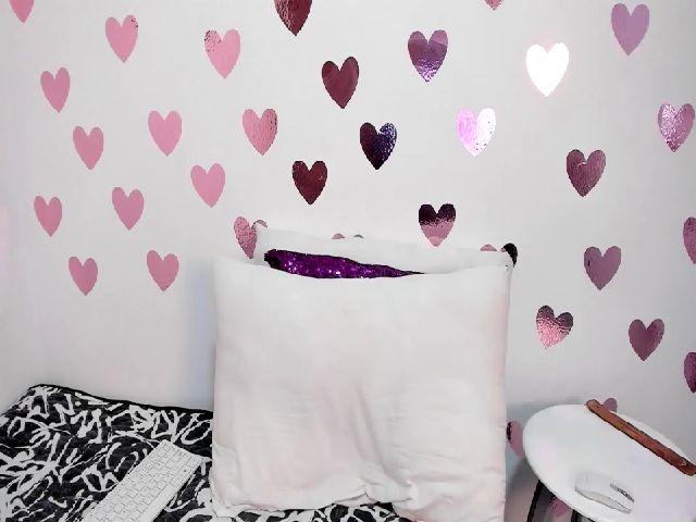 Live sex webcam photo for Roseann__ #260009402