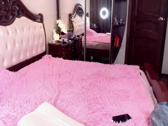 Live sex webcam photo for LizzyMayers #259500557