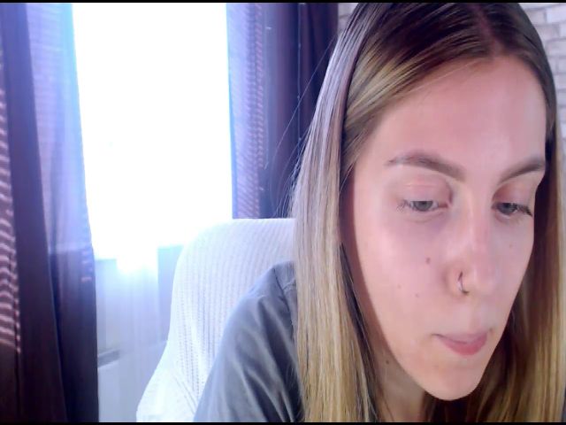 Live sex webcam photo for CumMeaRiver #261115895