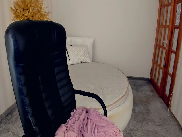 Live sex webcam photo for Lili_GoldS #258689110