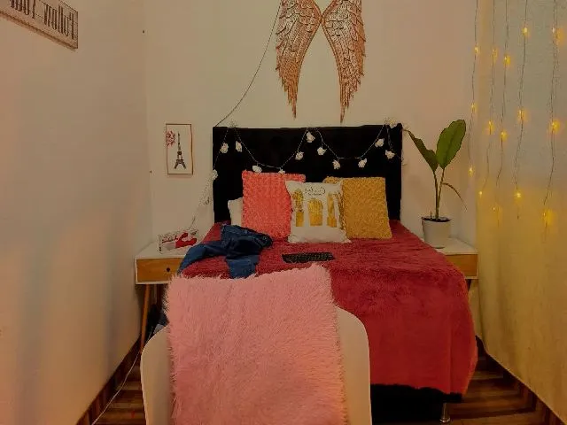 Live sex webcam photo for Karlieswet18 #261628696